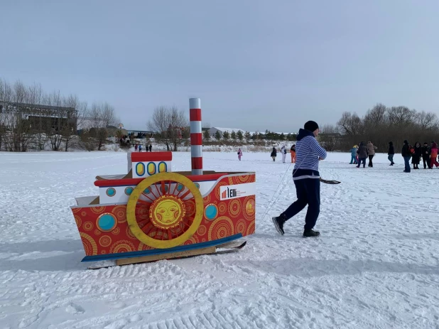 гонки на самодельных санях прошли на Масленице в Алтайском крае.