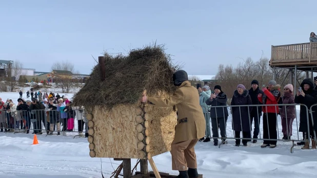 гонки на самодельных санях прошли на Масленице в Алтайском крае.