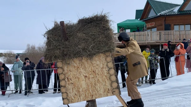 гонки на самодельных санях прошли на Масленице в Алтайском крае.