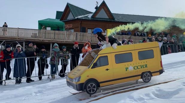 гонки на самодельных санях прошли на Масленице в Алтайском крае.