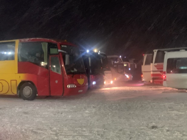 Алтайские журналисты не могут добраться домой уже пять часов