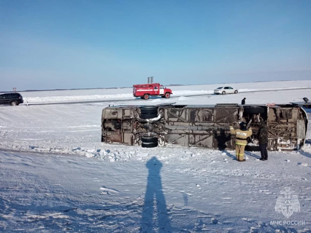 Рейсовый автобус опрокинулся на алтайской трассе. 