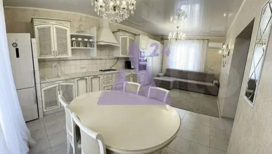 Уютный светлый домик продают в Барнауле за 13,4 млн рублей. 