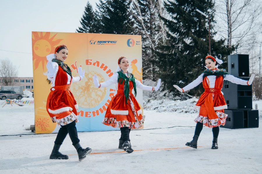 Масленичные гуляния, организованные Алтайским шинным комбинатом.