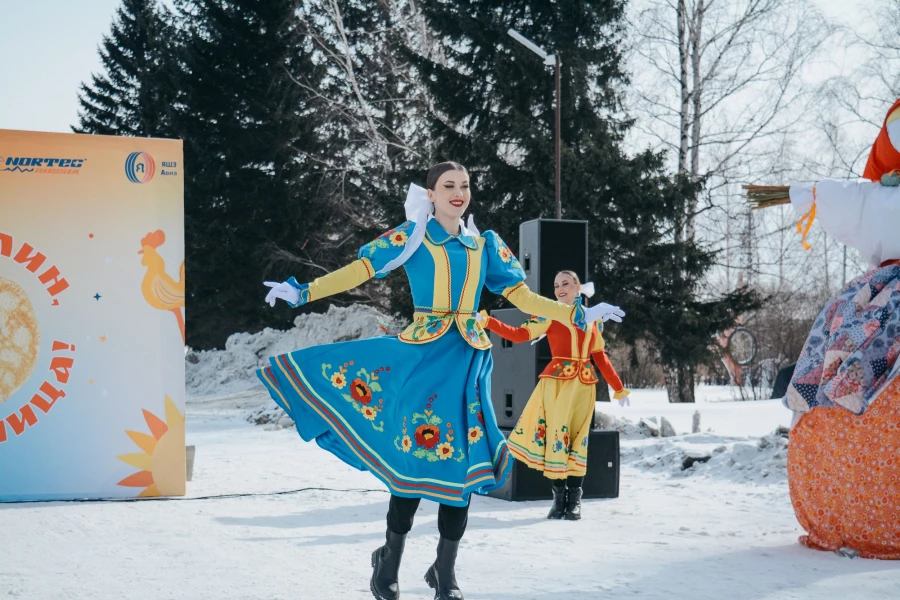 Масленичные гуляния, организованные Алтайским шинным комбинатом.