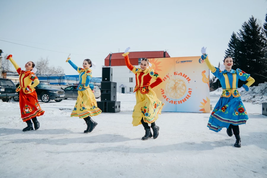 Масленичные гуляния, организованные Алтайским шинным комбинатом.