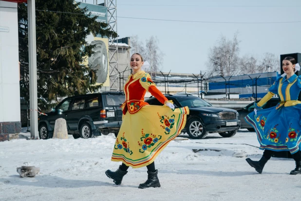 Масленичные гуляния, организованные Алтайским шинным комбинатом.