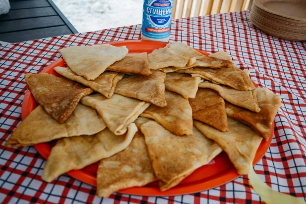 Масленичные гуляния, организованные Алтайским шинным комбинатом.