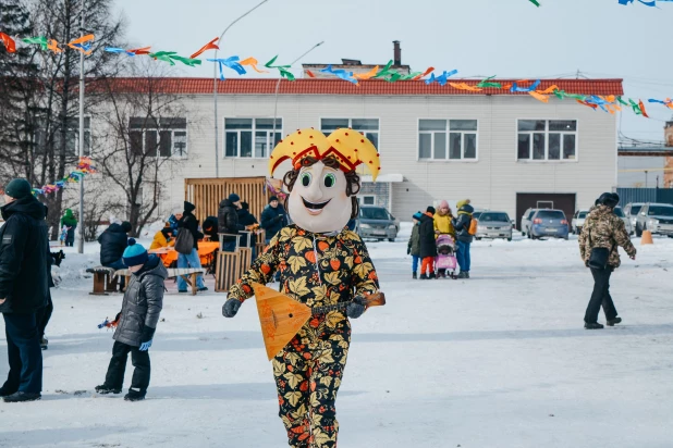 Масленичные гуляния, организованные Алтайским шинным комбинатом.