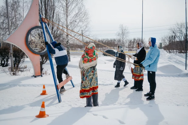 Масленичные гуляния, организованные Алтайским шинным комбинатом.