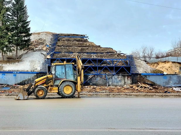 Демонтаж горы на пл. Сахарова, весна 2022 год. 