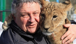 Сергей Писарев со львенком.