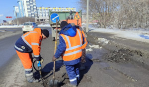 В Барнауле продолжают локальный ремонт дорог. 