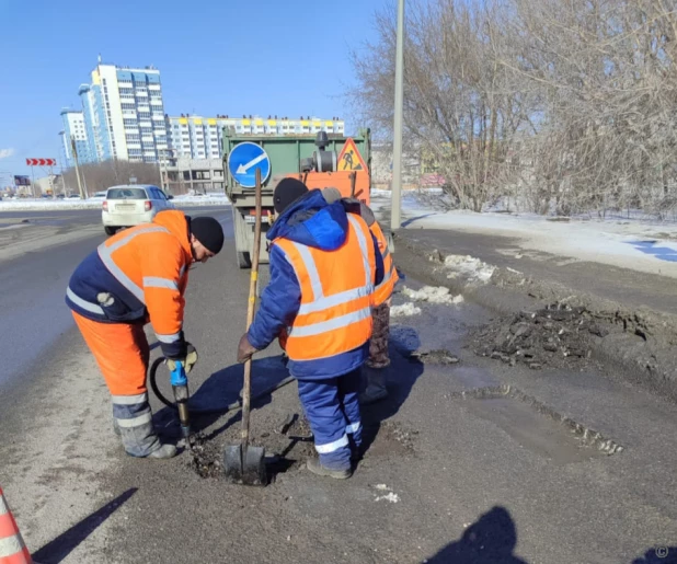 В Барнауле продолжают локальный ремонт дорог. 