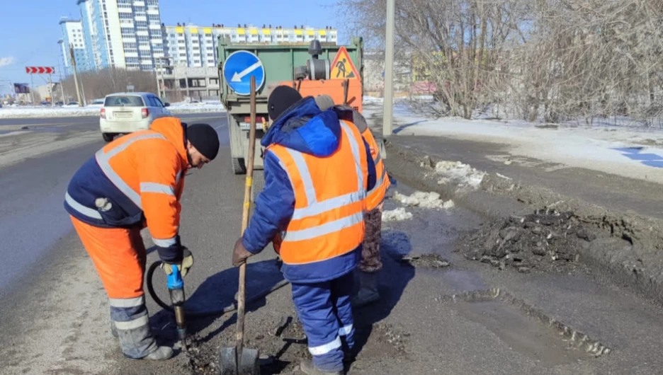 В Барнауле продолжают локальный ремонт дорог. 