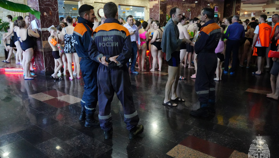 Барнаульцев эвакуировали из аквапарка