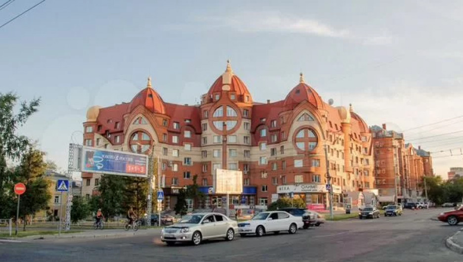 Квартиру в интересном барнаульском доме продают за 15 млн рублей. 