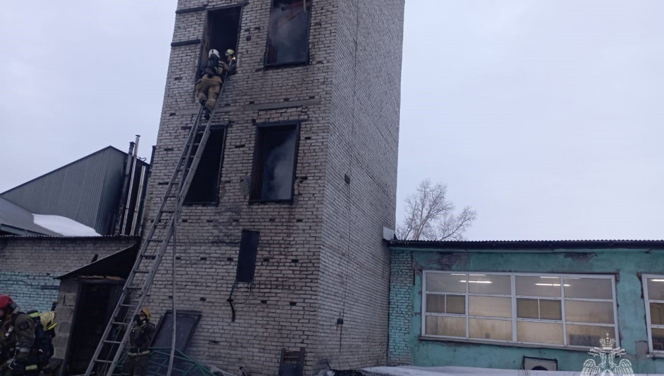 В Барнауле случился пожар в четырехэтажном здании.