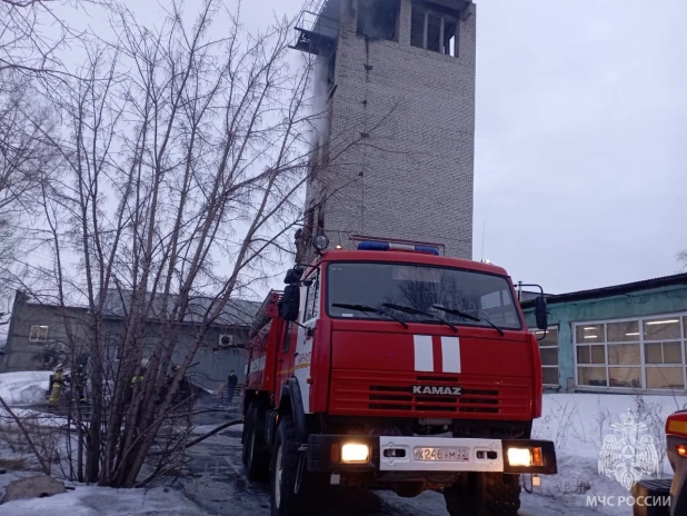 В Барнауле случился пожар в четырехэтажном здании.