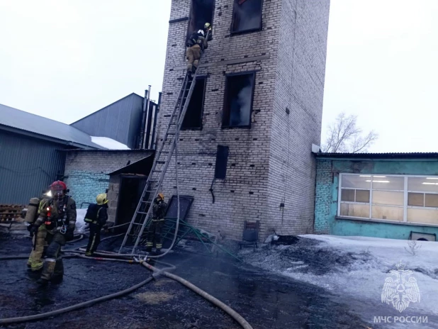 В Барнауле случился пожар в четырехэтажном здании.