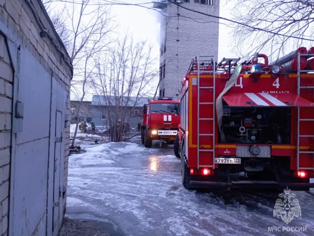 В Барнауле случился пожар в четырехэтажном здании.