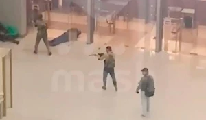 Террористы расстреливают посетителей в упор.
