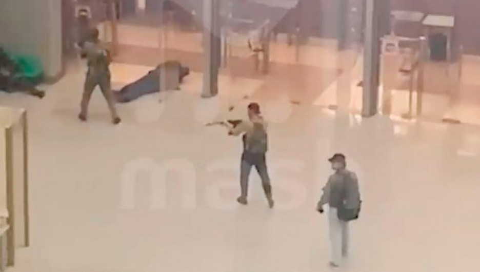 Террористы расстреливают посетителей в упор.