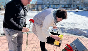 Барнаульцы приносят цветы и игрушки в память жертвам в "Крокус Сити Холле". 