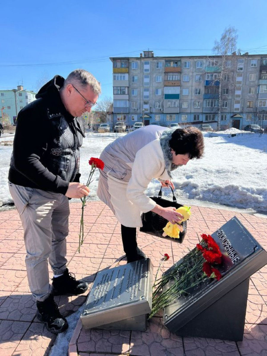 Барнаульцы приносят цветы и игрушки в память жертвам в &quot;Крокус Сити Холле&quot;. 