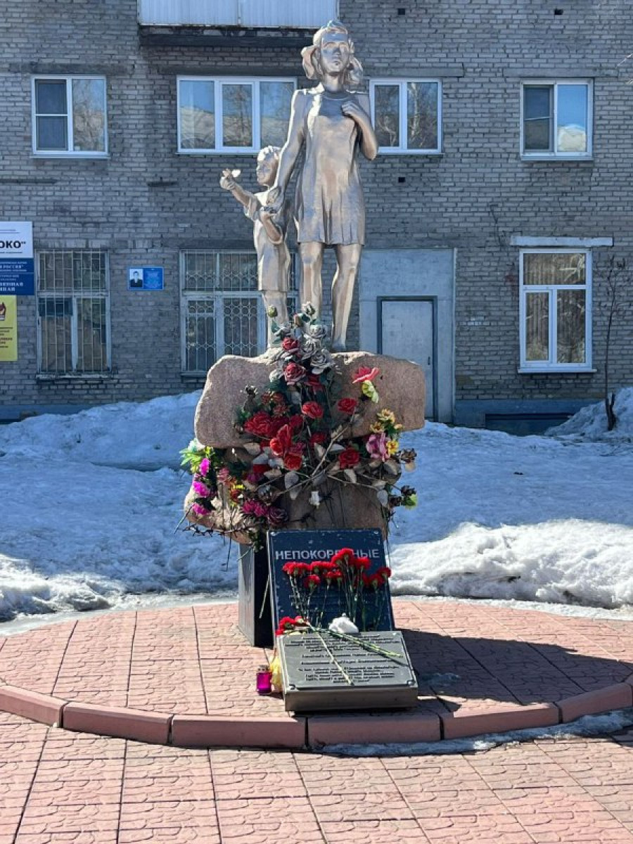 Барнаульцы приносят цветы и игрушки в память жертвам в &quot;Крокус Сити Холле&quot;. 