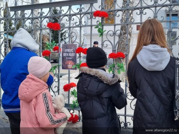 Стихийный мемориал в Барнауле.