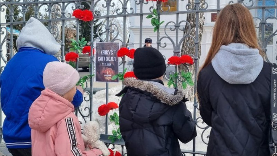 В Алтайском крае люди приходят с цветами к стихийным мемориалам, чтобы почтить память погибших в теракте 