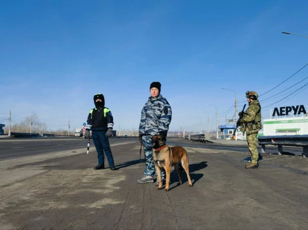 Контрольно-пропускной пункт на въезде в Барнаул 24 марта