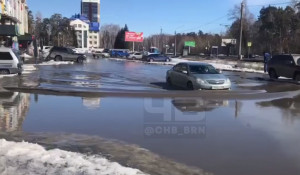 Талые воды на Змеиногорском тракте в Барнауле