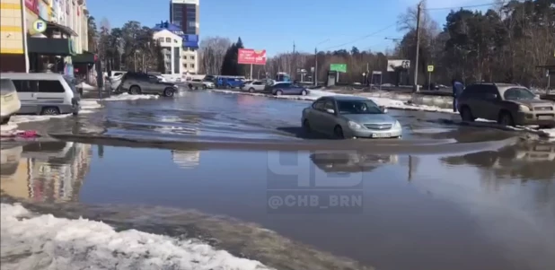 Талые воды на Змеиногорском тракте в Барнауле