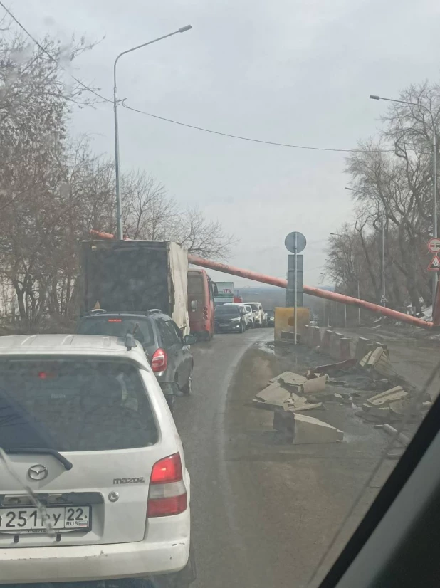 Сбили ограничитель на Старом мосту. 