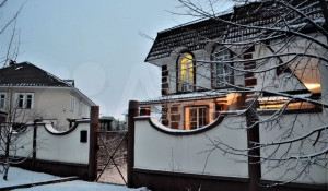 Коттедж с витражными окнами и идеальным садом продают в Барнауле за 23,9 млн рублей.
