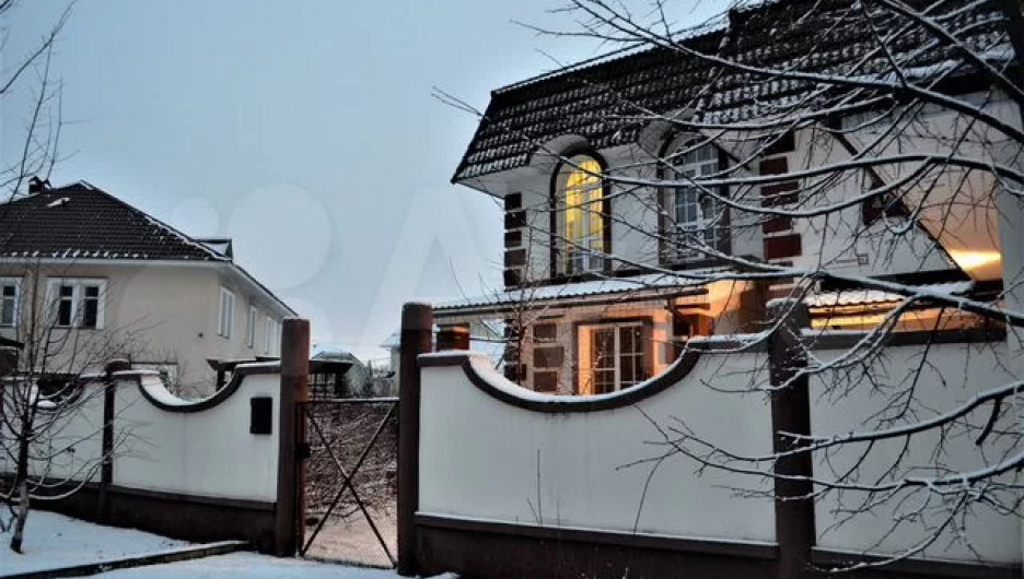 Коттедж с витражными окнами и идеальным садом продают в Барнауле за 23,9 млн рублей.