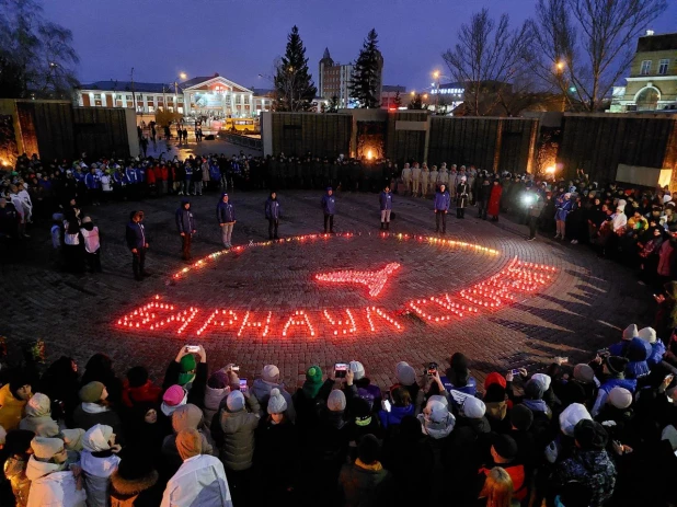 В Барнауле прошла акция посвященная памяти жертв теракта в «Крокус Сити Холл».