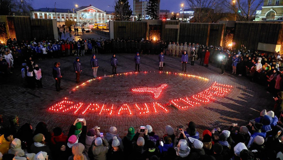 В Барнауле прошла акция посвященная памяти жертв теракта в «Крокус Сити Холл» — фоторепортаж altapress.ru