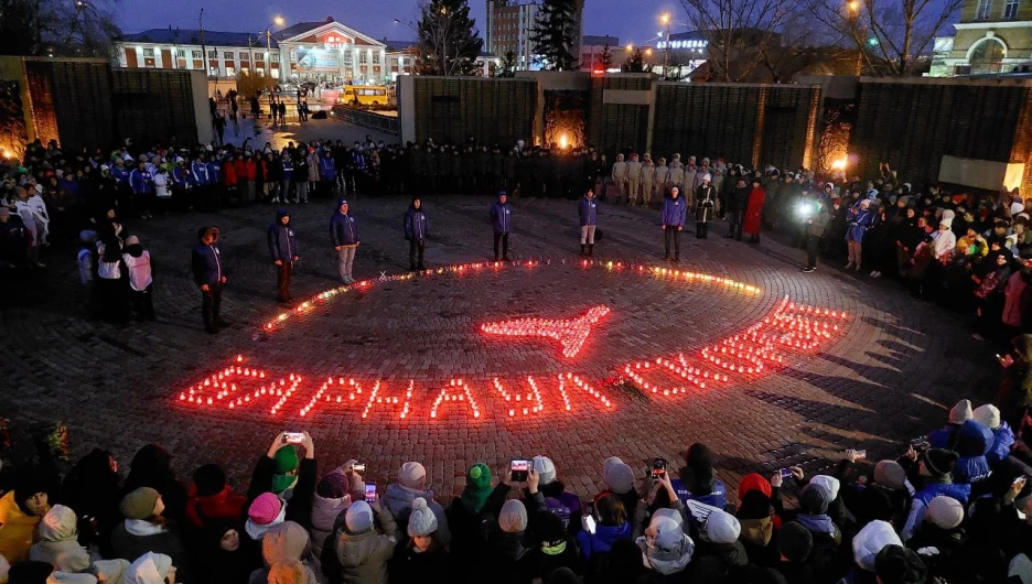 В Барнауле прошла акция посвященная памяти жертв теракта в «Крокус Сити Холл».