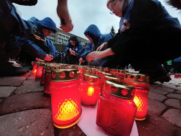 В Барнауле прошла акция посвященная памяти жертв теракта в «Крокус Сити Холл».