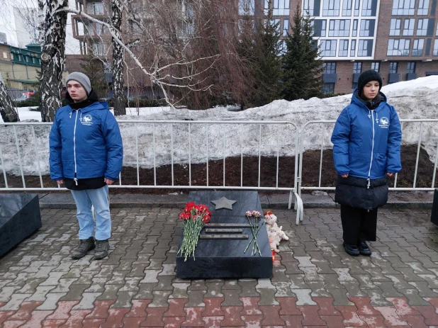 В Барнауле прошла акция посвященная памяти жертв теракта в «Крокус Сити Холл».