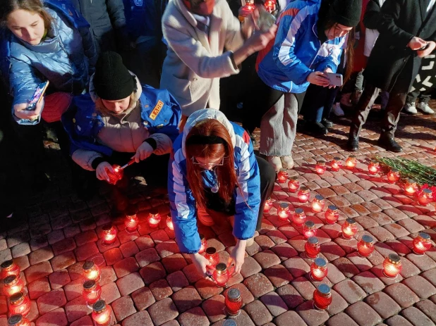 В Барнауле прошла акция посвященная памяти жертв теракта в «Крокус Сити Холл».