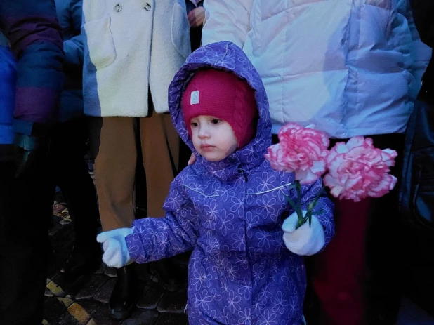 В Барнауле прошла акция посвященная памяти жертв теракта в «Крокус Сити Холл».