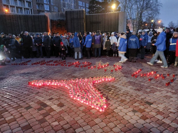 В Барнауле прошла акция посвященная памяти жертв теракта в «Крокус Сити Холл».