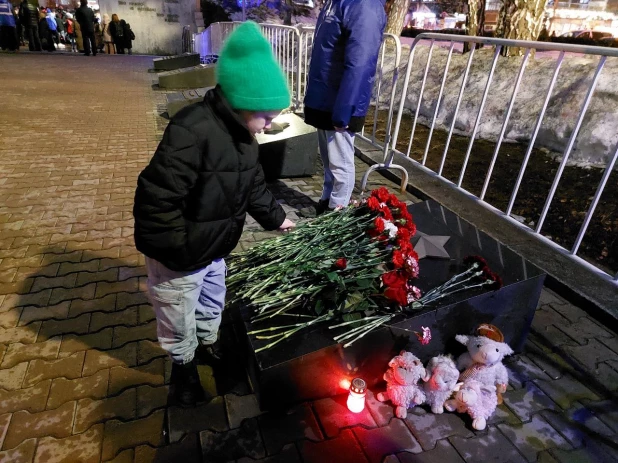 В Барнауле прошла акция посвященная памяти жертв теракта в «Крокус Сити Холл» — фоторепортаж.