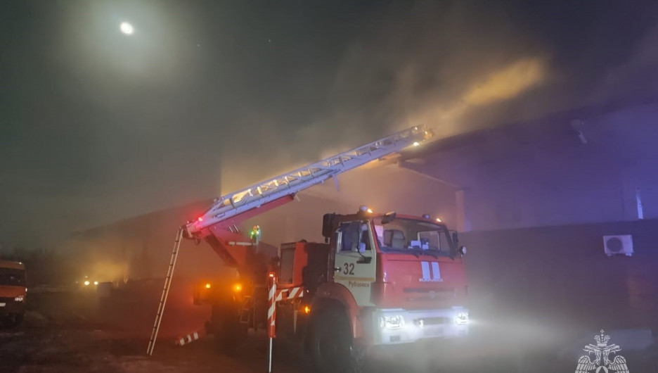 Крупный пожар произошел в торговом здании Рубцовска
