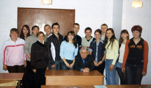 Алексей Малолетко в группе студентов.
