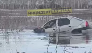 Автомобиль застрял в талых водах. 